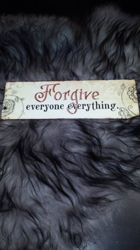 Treskilt Forgive everyone everything